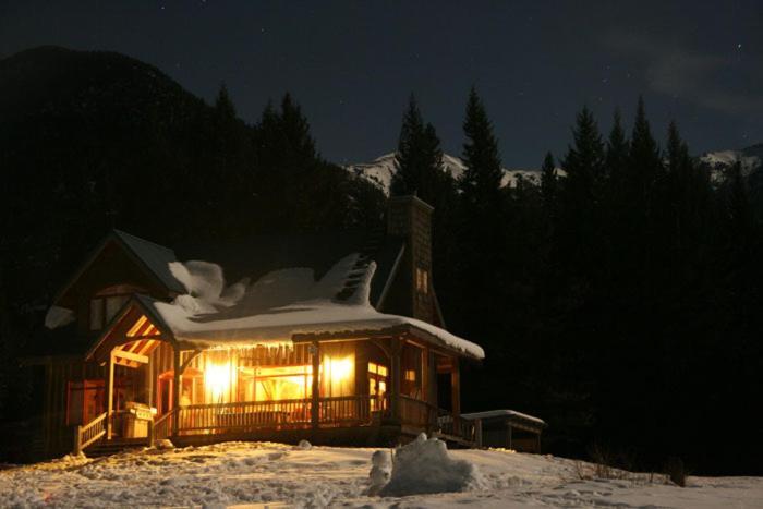 Nipika Mountain Resort Radium Hot Springs Exterior photo